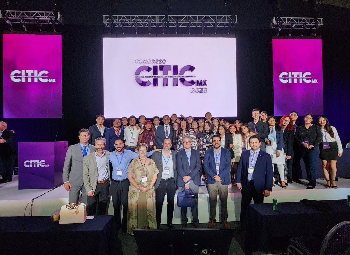 Una foto junto a mis grandes exponentes de la medicina y mi gran familia de la universidad. @citicmexico @gpaymd @drricalde @lamelaspablo @MauroEchavPinto