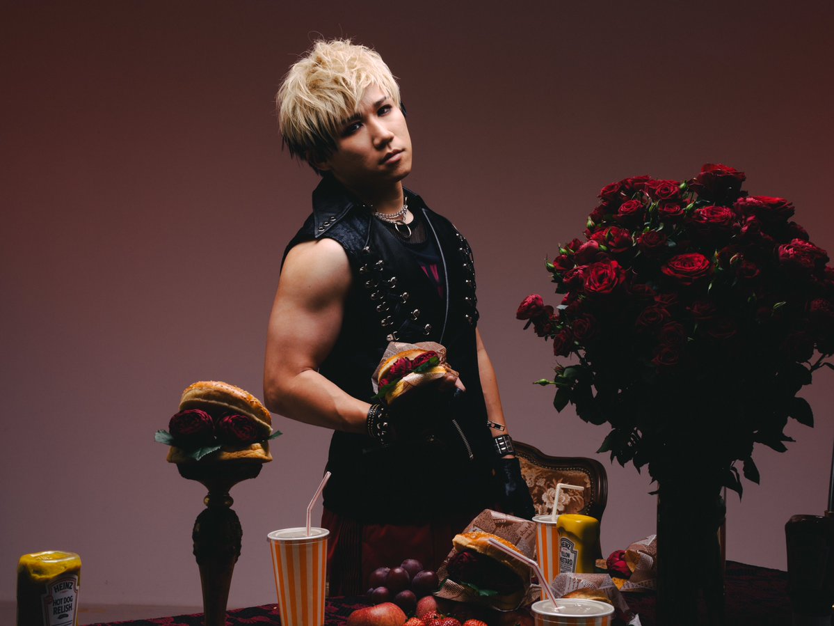 Haitoku_bara's tweet photo. Name : Cherry Ken
Part : Vocal &amp; Muscle

背徳の薔薇トップコーラス。仕事・結婚・趣味に充実した生活を送るしっかり者。趣味が実を結び、リアルに"筋肉が衣装"になる。尚、"Cherry"は結成当時（20歳）の彼のステータスに由来。 https://t.co/iVm3IbAApp