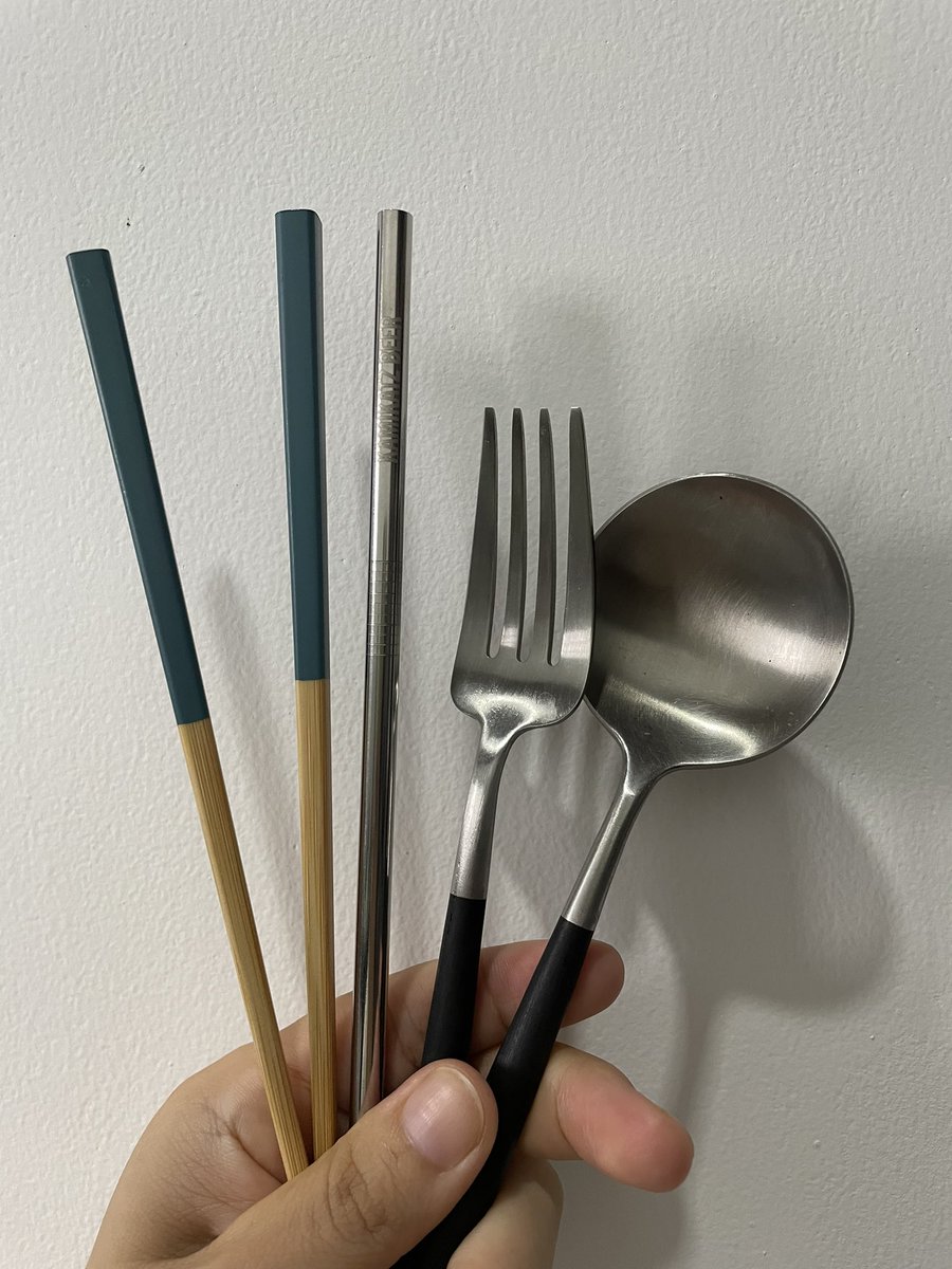 oyuu_polepole's tweet image. 綺麗に揃ったカトラリーセットは持っていいないけど、箸・スプーン・フォーク・ストローを風呂敷でくるくるって巻いて持ち歩いてる！新しく買うより、自分の好きな使い慣れたものがいいなって。🇱🇰では手で食べることが多いけど！
#SmallStepsBigDifference
#PlasticFreeJuly