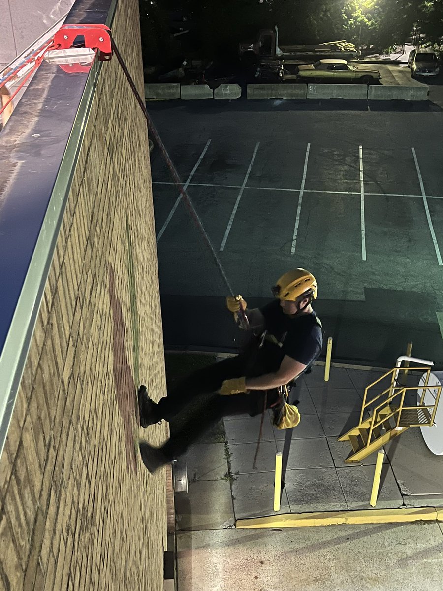 Another great night of #technicalrescue training at #Rescue1. This 5-person volunteer #rescuesquad crew has professional experience in fire protection, engineering, industrial rope access, politics, emergency mgmt, and STEM edu. 14 Tech-level rescue certs too. <a href="/BCCRS/">B-CC Rescue Squad</a> <a href="/mcfrsPIO/">Pete Piringer</a>