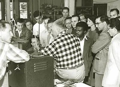 mindshift_inst's tweet image. IN THE SUMMER OF 1947, WILHELM REICH'S SCIENTIFIC EXPERIMENTS LED HIM TO THE CONCLUSION THAT ORGONE ENERGY IS CAPABLE OF DEVELOPING A MOTOR FORCE. HE IS SHOWN HERE TEACHING HIS STUDENTS ABOUT THIS MAJOR BREAKTHROUGH IN SCIENCE.