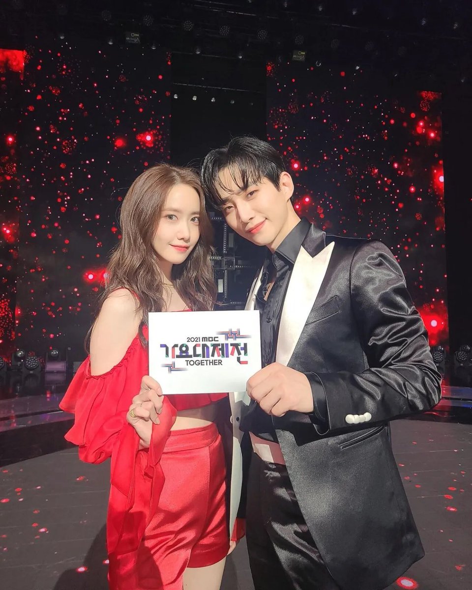 ThinkAboutKorea's tweet photo. SM Ent. และ JYP Ent. ปฏิเสธข่าวลือการคบหาดูใจของ #GirlsGeneration #SNSD #YoonA และ #2PM #LEEJUNHO 

SM Ent.
"ทั้งคู่นั้นสนิทกันจริง แต่ข่าวลือการออกเดทไม่ใช่ความจริง"
JYP
"ทั้งคู่นั้นสนิทกัน แต่หลังจากการตรวจสอบกับทางอีจุนโฮแล้ว ข่าวลือที่ว่าออกเดทกันอยูนั้นถือว่าเป็นข่าวโคมลอย" https://t.co/yqp01fmFaE