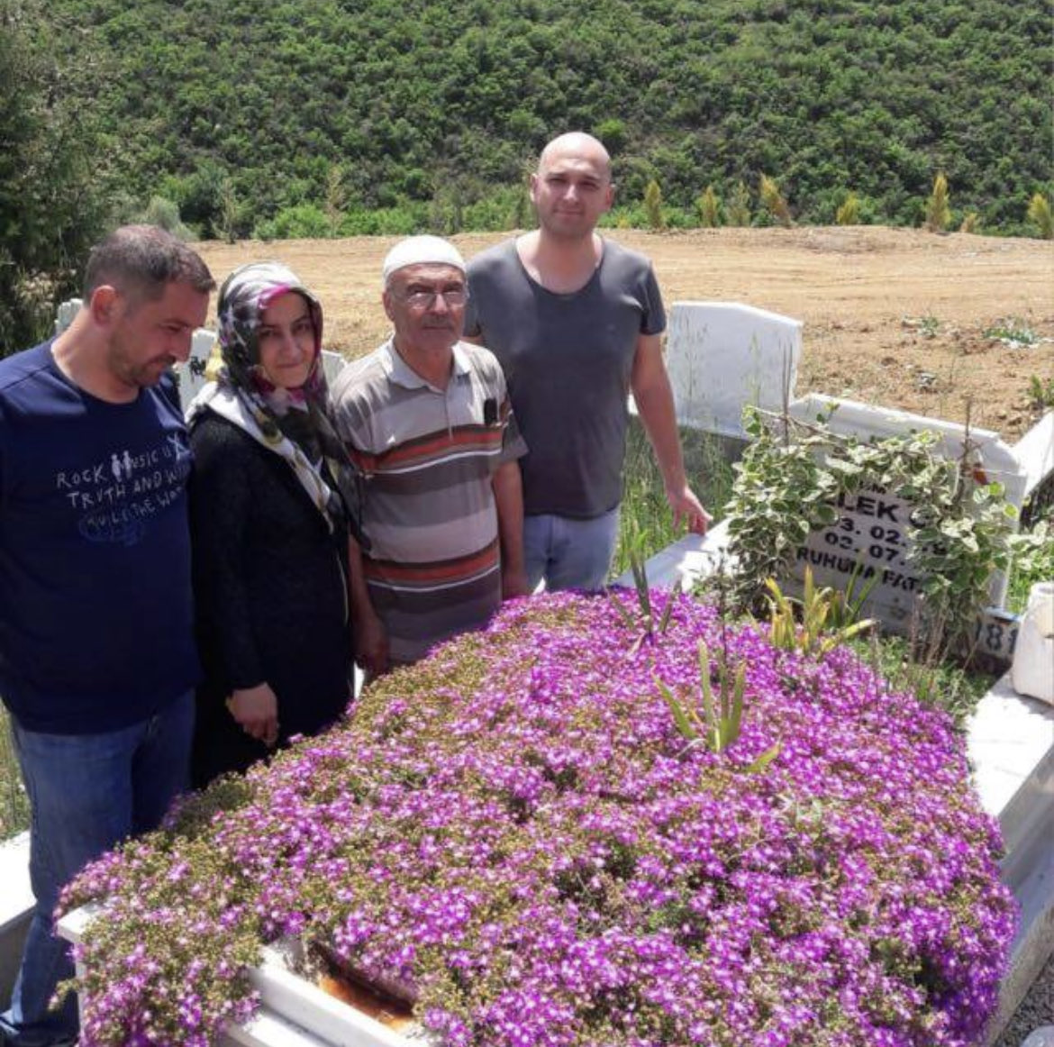 Mustafa24211368's tweet photo. Canım Annem 03.07.2011 den beri yalnızım… https://t.co/PiBKvVQ3m1