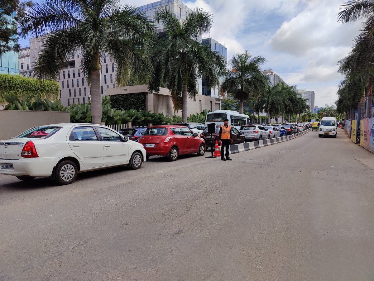 me_cool_engr's tweet photo. @WF_Watcher @NammaBengaluroo @0RRCA #ecoworld traffic getting the worst day by day. This morning chaos #bellandur #mahadevpura https://t.co/JjiPWNZmF7