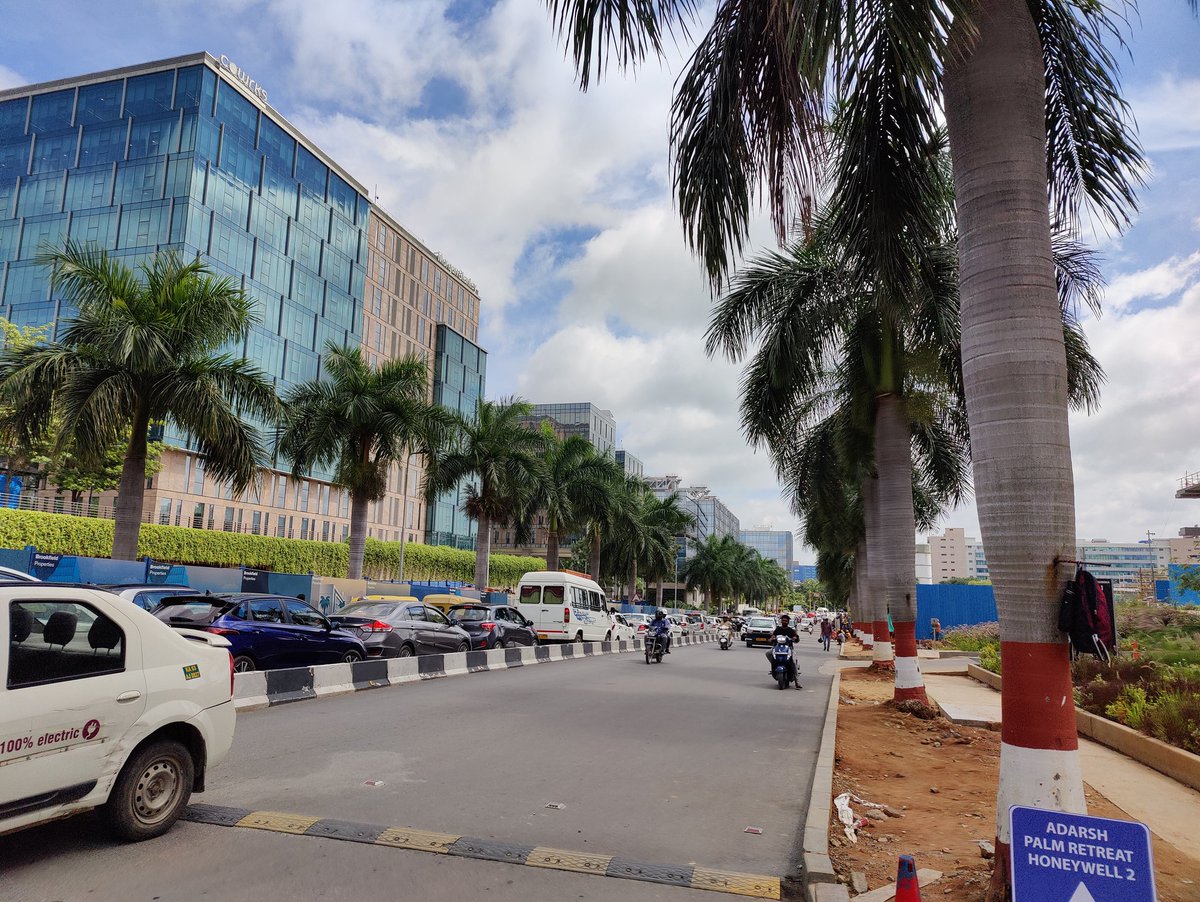 me_cool_engr's tweet photo. @WF_Watcher @NammaBengaluroo @0RRCA #ecoworld traffic getting the worst day by day. This morning chaos #bellandur #mahadevpura https://t.co/JjiPWNZmF7