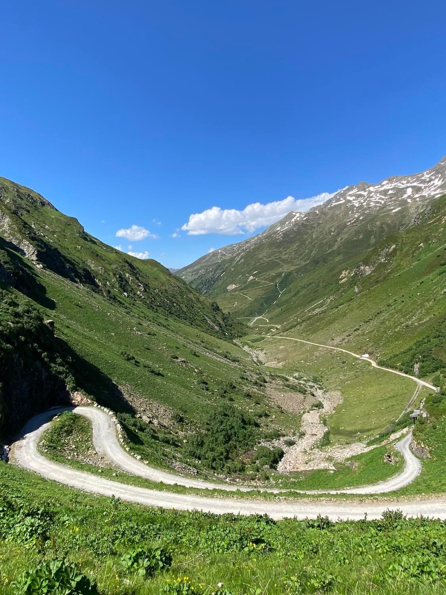 @stantonamarlberg looking every bit the beautiful picture 

Cycling to serenity at Kartellsee. Life on two wheels never looked so good. 🚴‍♂️🏞️

👇🏻

📷 Margret Mussak 
#BikeTourKartellsee #stantonamarlberg #inTirol #arlberg #summer2023🌞