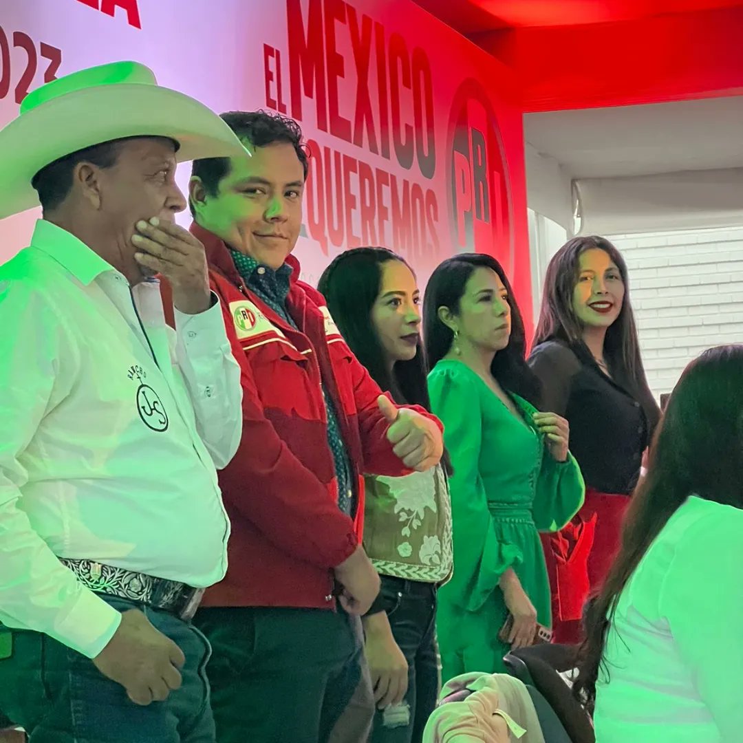 BanuelosClaudio's tweet photo. Un partido cercano a la gente es lo que se construye a través de los #DiálogosXMéxico, en el @PRIdePUEBLA con el Presidente @NestorCamarillo al frente nos preparamos día con día.
Los jóvenes estamos del lado correcto y construiremos un mejor país. https://t.co/vAECBZB3HP