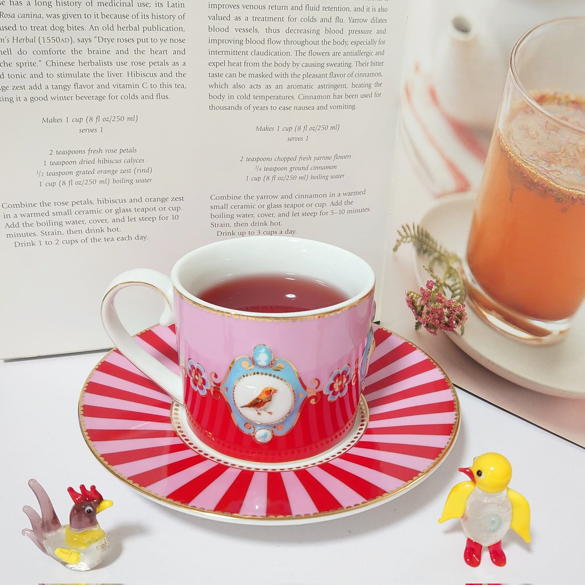 latinatropicana's tweet photo. 🇪🇸 Té de hibisco y cáscara de naranja 🫖 sabor agridulce es bueno en esta época.
Los pajaritos de cristal son regalos desde mi amiga 🦜🐓
ハイビスカス&オレンジピール 🫖 甘酸っぱい味が良い季節
ガラスの小鳥達は友人からのプレゼント🦜🐓
#tealover #pipstudio #ベネチアンガラス https://t.co/P3Uq9I72JL