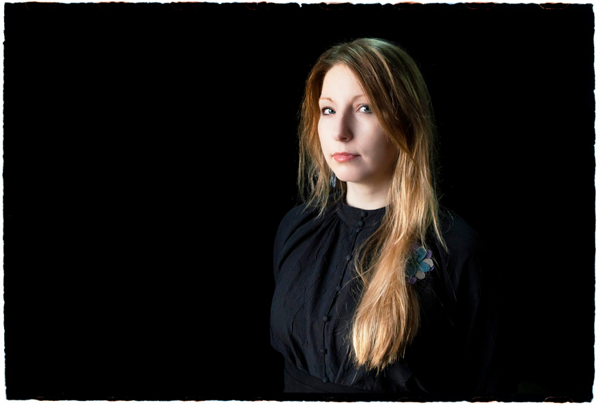 Это Виктория Амелина.
Писательница.
Её книги получали премии и переведены на несколько языков.
Ей 37 лет.
И никогда не будет 38.
Виктория Амелина умерла.
Умерла от ран, полученных при российском обстреле кафе в Краматорске.

Россия уверяет, что била по "натовским военным