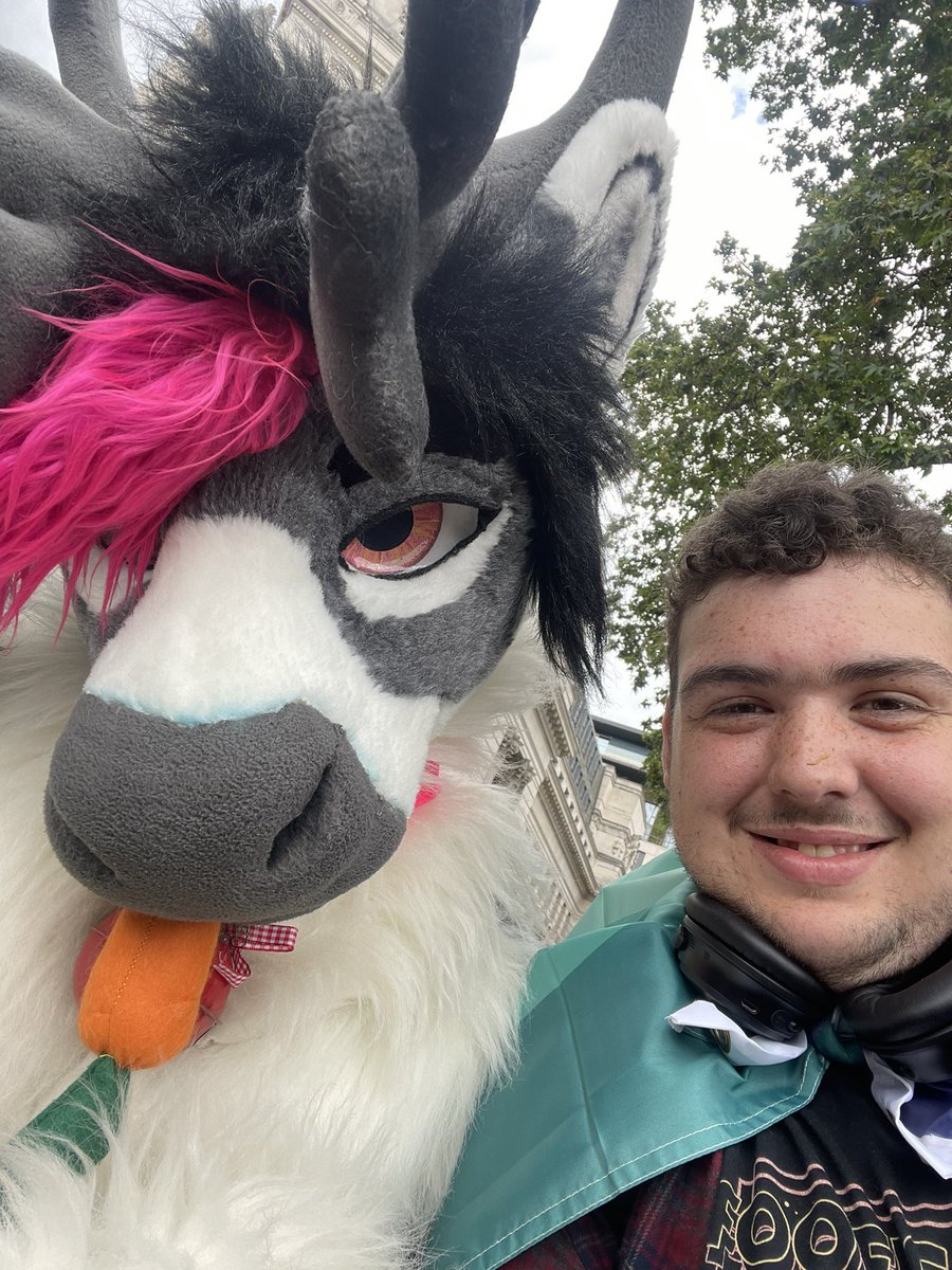 ThatRavenLad's tweet photo. Got to go LFM for the first time, stress/anxiety almost got the best of me but had @Bigblueborb @luxxfoxx and @heavymetalyeen to look after my dumbass https://t.co/tMHpnB6tpH