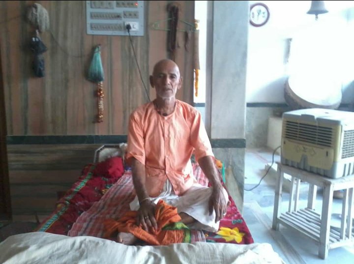 chakravatising's tweet photo. गुरुर्ब्रह्मा ग्रुरुर्विष्णुः गुरुर्देवो महेश्वरः । 
गुरुः साक्षात् परं ब्रह्म तस्मै श्री गुरवे नमः ॥

गुरु पूर्णिमा की हार्दिक शुभकामनाएं । 

ठि. कैलाशनगर (सिरोही) ननिहाल में 
श्री श्री 1008 भीमगिरी जी महाराज की #झुपड़ी 

**--**
#कुँवर_चक्रवती_सिंह_ओपावत 
ठि. भीनमाल (मारवाड़) https://t.co/JCbhZocxlp