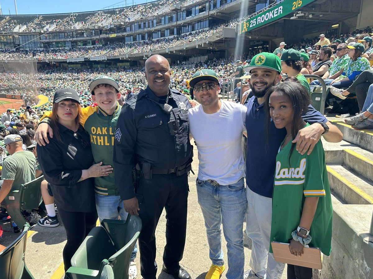 apb_bulldogs's tweet photo. @JillianFRCF @AlfredKahn7 #FirstResponderStrong - I wouldn’t be in law enforcement if it wasn’t for this man. Thank you #KoolKeith for paving the way for me. https://t.co/Mv1guMDt8A