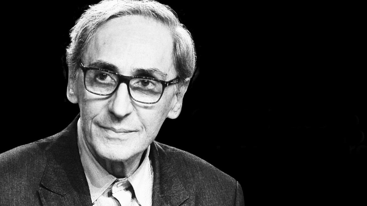 Le qualità che apprezzo? Quelle che mancano oggi: la discrezione, la sensibilità per gli altri, la mancanza di volgarità, il controllo delle proprie bassezze, un certo amore per la vita che manca completamente. L’impegno più grande che un uomo possa assumersi è quello di mirare