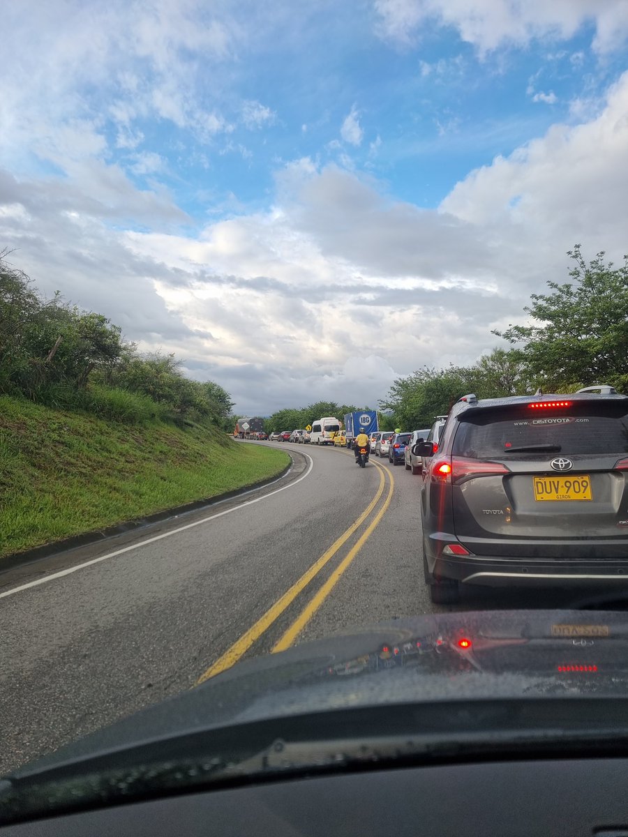 Cuando vayas a votar, recuerda que en pleno sXXI, Colombia no tiene vías doble calzada en las principales troncales del país pero sí te ponen peajes cada 40Km con una fila de más de una hora en puentes festivos y vacaciones. El legado de la derecha y el uribismo.