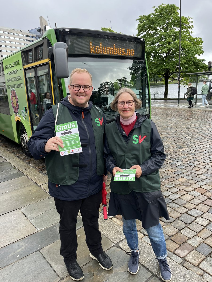 God morgen, Stavanger! ENDELIG er kollektivtrafikken gratis for innbyggerne våre! Det markerer vår 4. kandidat Edle Songe-Møller, jeg og mange fra samarbeidspartiene i dag! ❤️💚