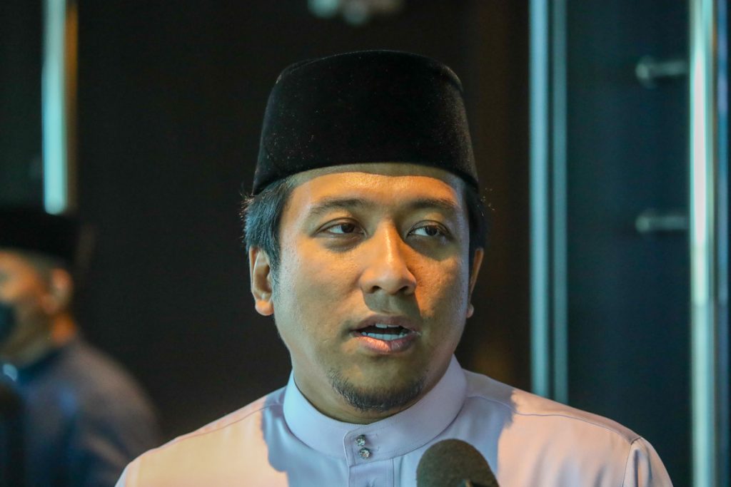 Media_Selangor's tweet photo. Selangor Journal | @NajwanHalimi ready to defend Kota Anggerik, confident Harapan can retain seat https://t.co/deQHaeRXDj https://t.co/vwzn1XTiib