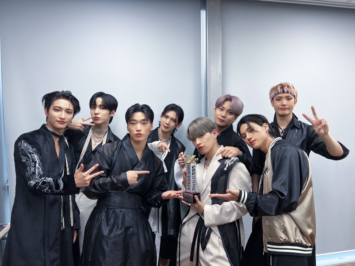 HIGHER_twt's tweet photo. [📸] SBS #인기가요 1188회 핫스테이지 1위🏆
[📸] SBS #INKIGAYO EP.1188 Hot Stage No.1🏆

#ATEEZ  #에이티즈 #BOUNCY #OUTLAW

​최애 아티스트에게 핫스테이지 트로피를 안겨주세요!🗳
​Give the Hot Stage trophy to your favorite artist!🗳
➫ https://t.co/MVJVUVF3P8 https://t.co/XYPJ57WIlP