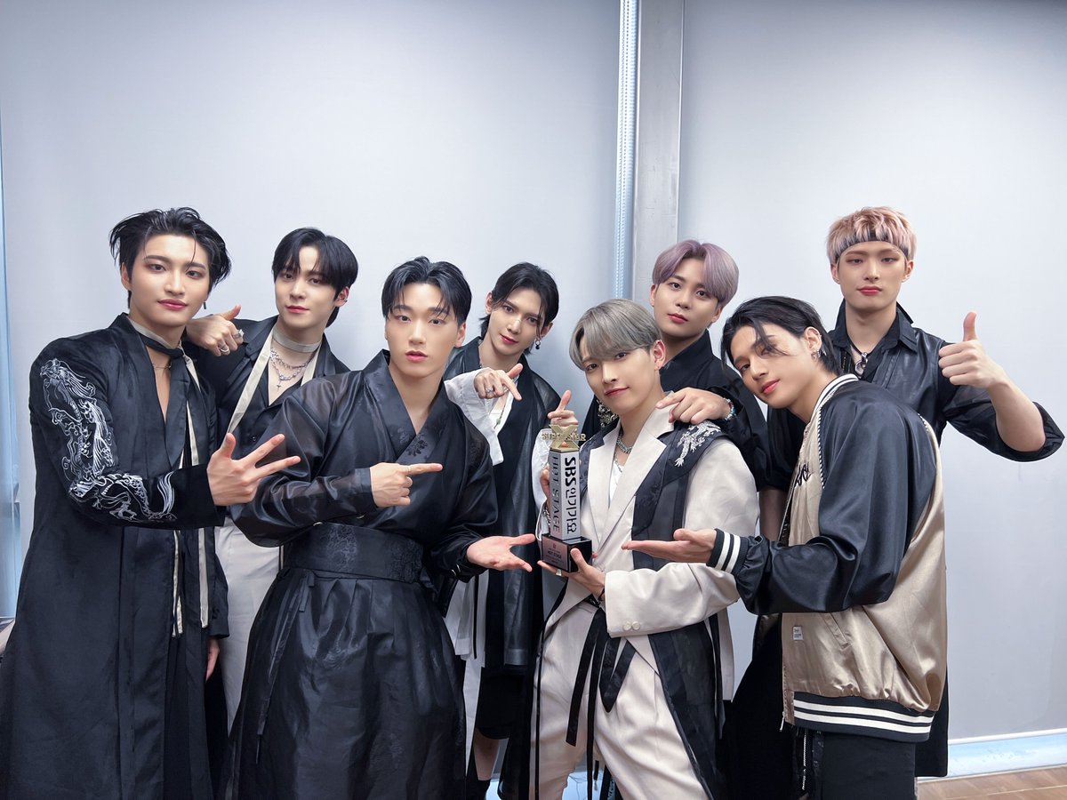 HIGHER_twt's tweet photo. [📸] SBS #인기가요 1188회 핫스테이지 1위🏆
[📸] SBS #INKIGAYO EP.1188 Hot Stage No.1🏆

#ATEEZ  #에이티즈 #BOUNCY #OUTLAW

​최애 아티스트에게 핫스테이지 트로피를 안겨주세요!🗳
​Give the Hot Stage trophy to your favorite artist!🗳
➫ https://t.co/MVJVUVF3P8 https://t.co/XYPJ57WIlP