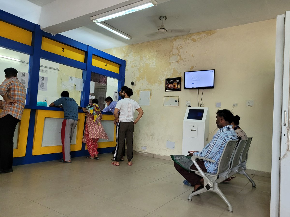 shivam_sb's tweet photo. State of #Uidai centers in #amritsar #punjab: 
1. 1 out of 4 staff working only (rest are only chatting). 
2. No token system followed. 
3. Senior citizens being stood up in the crowd. 
4. No guards minding the traffic. 
Such a broken system. 
@UIDAI @ceo_uidai @CMOPb https://t.co/wNMc320hBl