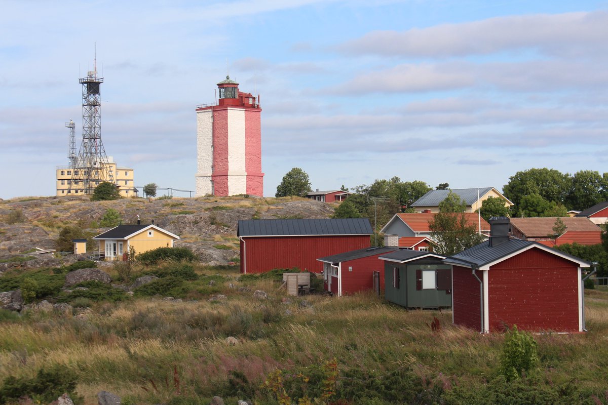 Keskikesän kunniaksi muutama uudehko kuva Etelä-Suomen meriväylien varsilta: Helsingin kasuuni, Harmaja, Kallbådan ja Utö.