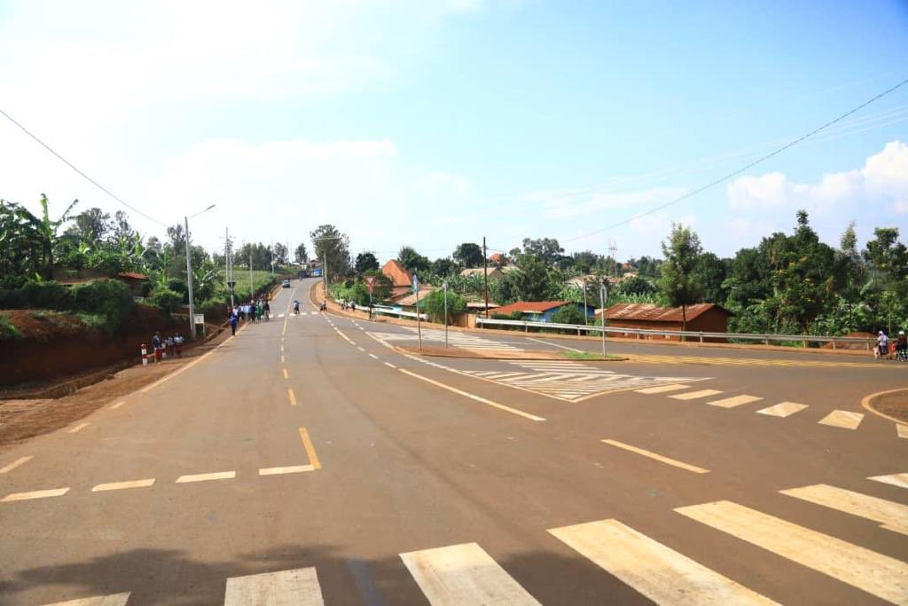 VisitKayonza's tweet photo. #Kwibohora29 
Umuhanda mwiza wa kaburimbo uturuka @KabarondoSector ukanyura @RwinkwavuS ukagera kuri @AkageraPark no mu murenge wa @sectorkabare1 igikorwa remezo i Kayonza dushimira nyakubahwa Perezida wa repubulika muri ino myaka 29 twibohora.
Thank you @PaulKagame https://t.co/u6q0ojnKen