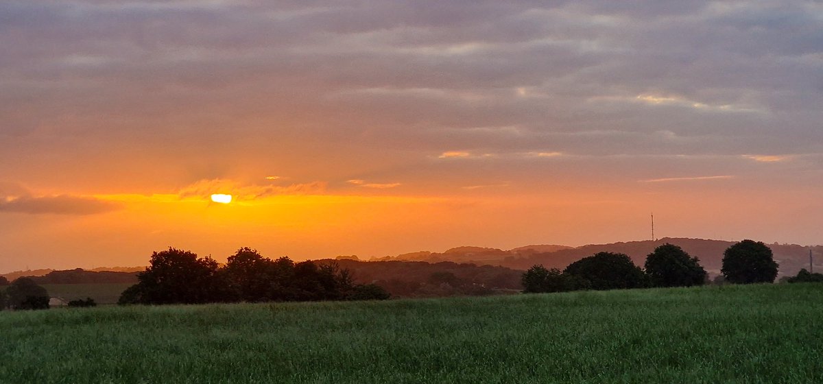 marcelbar8's tweet photo. Vannacht ben ik weer afgereisd naar @magnifiekZL waar ik de zon zag opkomen bij #Ingber, in de omgeving van #Gulpen.
Sinds 6:45 uur wandel ik in de Belgische #Voerstreek met als begin- en eindpunt Sint-Martens-Voeren. Het is weliswaar bewolkt maar dat zal de pret niet drukken. https://t.co/ifr4sbjEG1