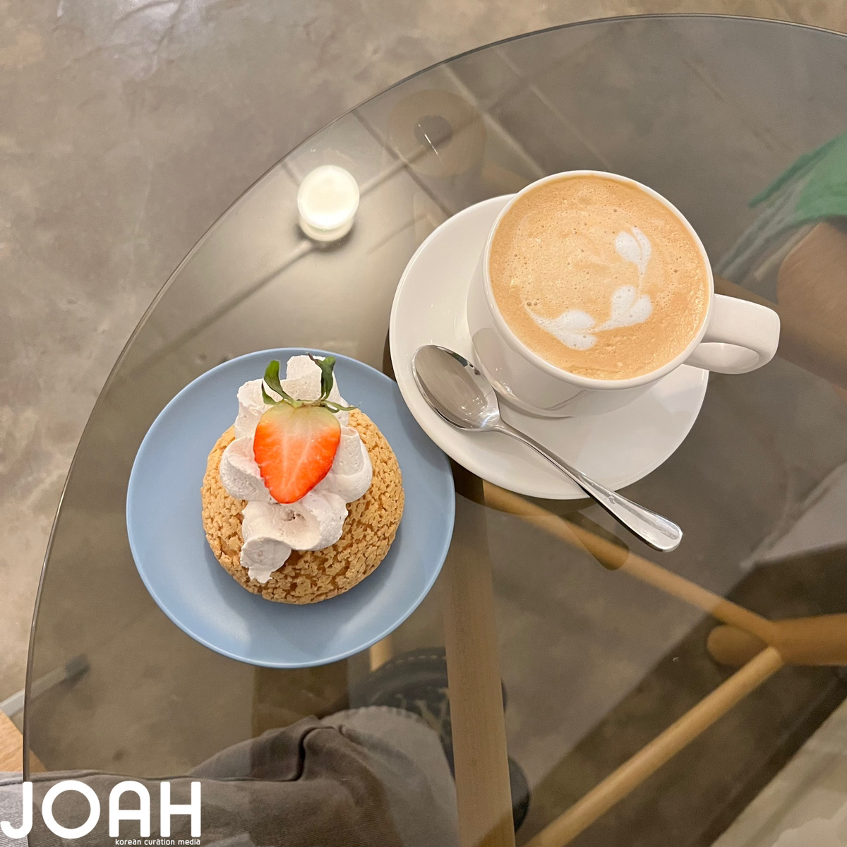 joahcafe's tweet photo. 【行って来た✍🐰】クリームたっぷりのクッキーシューが美味しい「LOYLES」🍓行ったらラスト1個でギリギリだった🫢中身はカスタードたっぷりで上のイチゴクリームの酸味と相性抜群🥺♡他のケーキも気になるからまた絶対行く！🫶
📍ソウル 麻浦区 成美山路29キル32 半地下
https://t.co/BwWQzXd45W https://t.co/WtgzvFP5Yy
