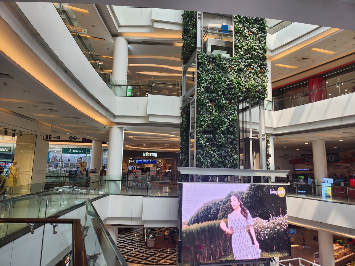 IsSingSongTime's tweet image. Next I'd like to show yall my daily office🤣 I'm pretty much here 3-5 times a week. My go to for events I want to play bymyself. AC, Free wifi, $1.89 large Coffee(pictured), $3 for a full meal.