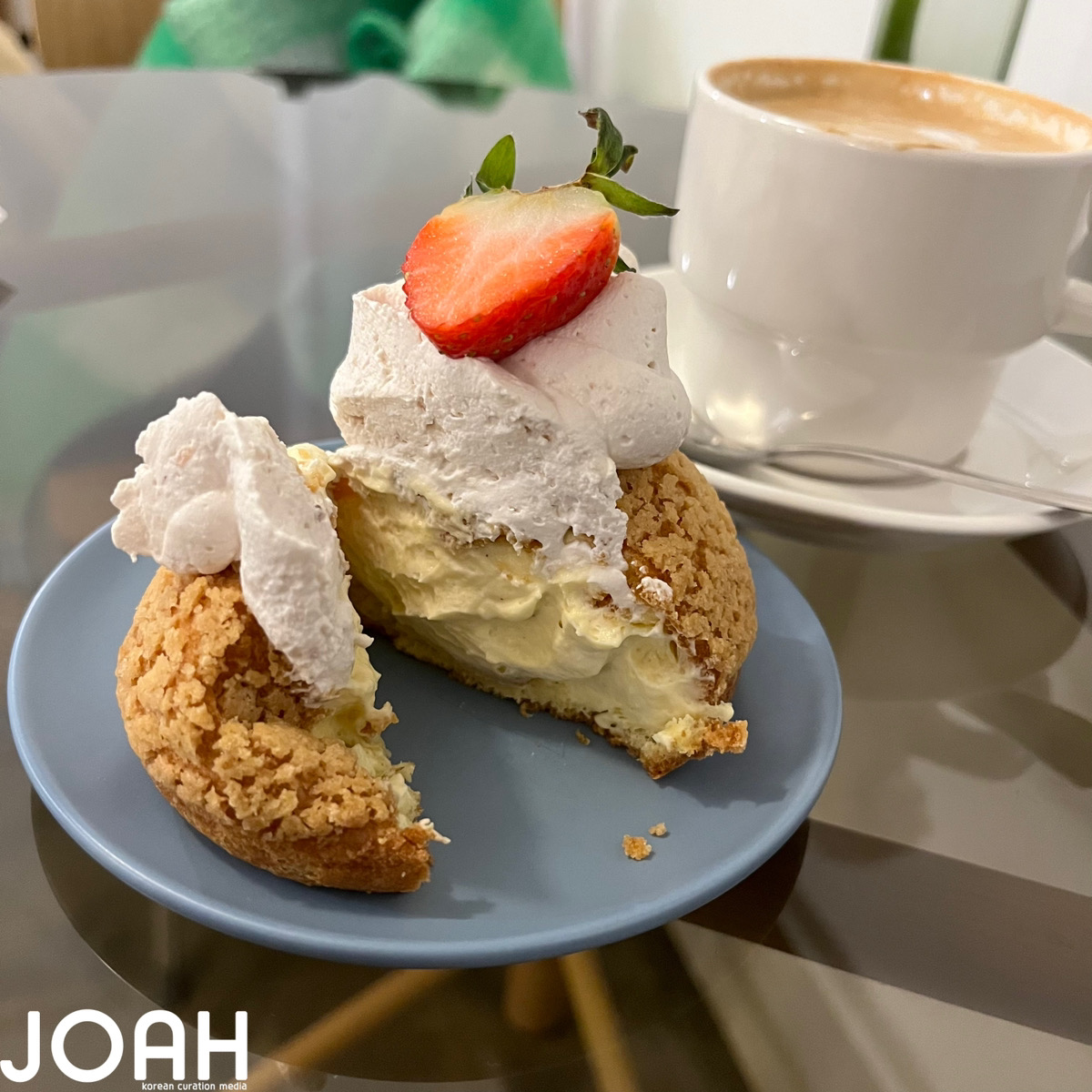 joahcafe's tweet photo. 【行って来た✍🐰】クリームたっぷりのクッキーシューが美味しい「LOYLES」🍓行ったらラスト1個でギリギリだった🫢中身はカスタードたっぷりで上のイチゴクリームの酸味と相性抜群🥺♡他のケーキも気になるからまた絶対行く！🫶
📍ソウル 麻浦区 成美山路29キル32 半地下
https://t.co/BwWQzXd45W https://t.co/WtgzvFP5Yy
