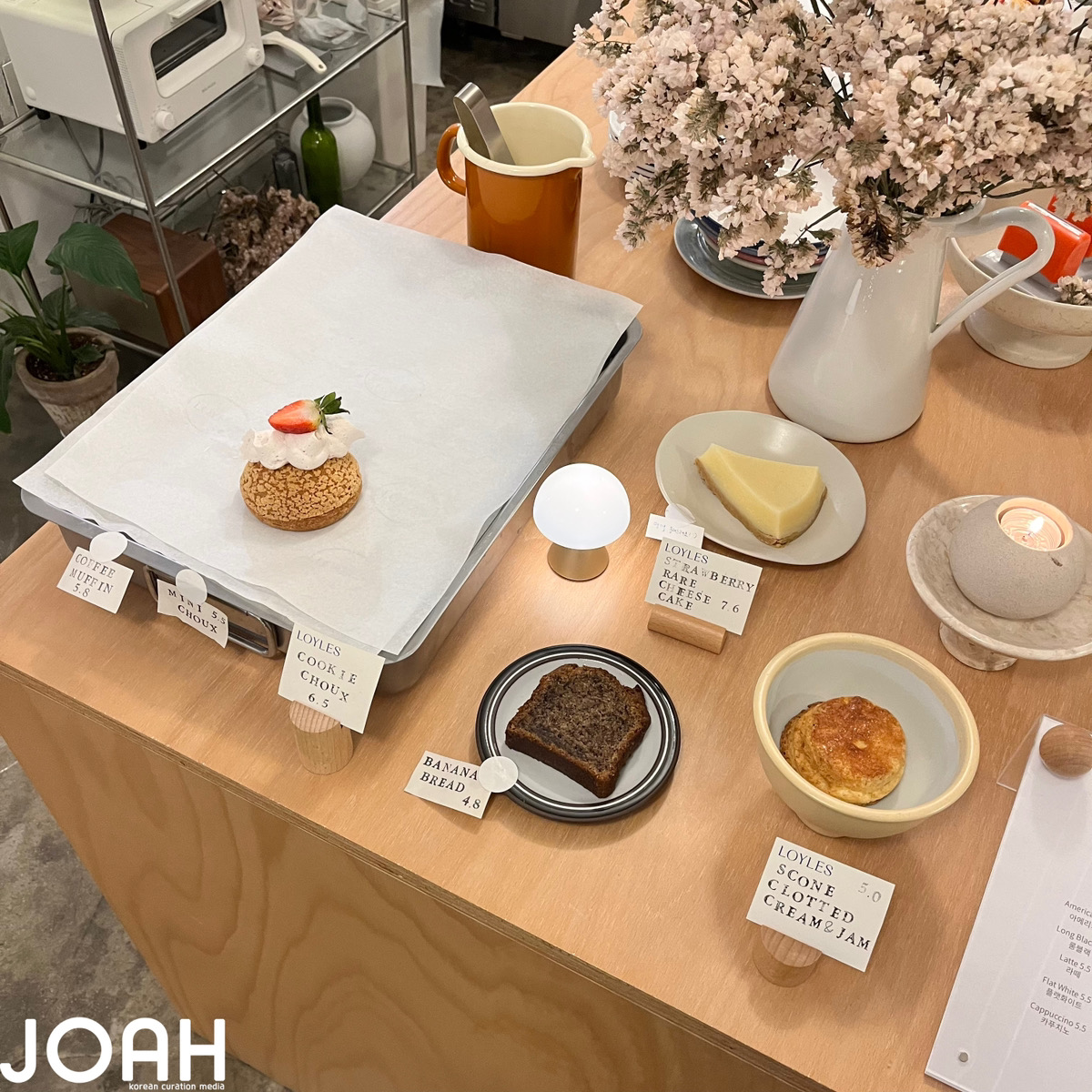 joahcafe's tweet photo. 【行って来た✍🐰】クリームたっぷりのクッキーシューが美味しい「LOYLES」🍓行ったらラスト1個でギリギリだった🫢中身はカスタードたっぷりで上のイチゴクリームの酸味と相性抜群🥺♡他のケーキも気になるからまた絶対行く！🫶
📍ソウル 麻浦区 成美山路29キル32 半地下
https://t.co/BwWQzXd45W https://t.co/WtgzvFP5Yy