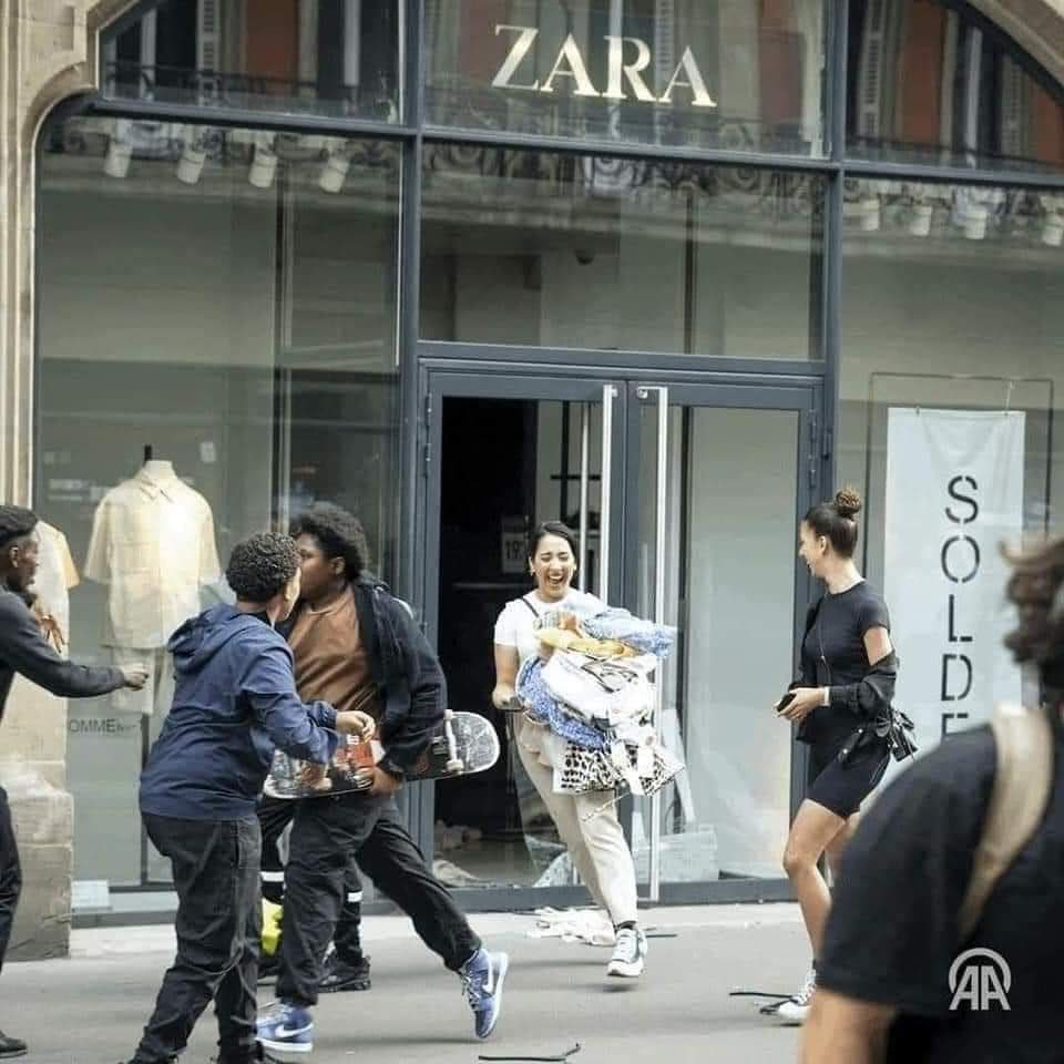 Quand la police viendra chez elle, elle rigolera encore…. Pauvre fille!!!! #voleuse