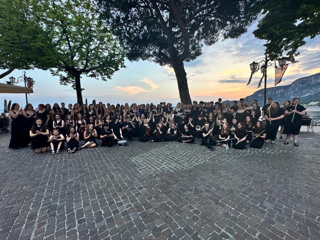 CerddNPTMusic's tweet photo. Full team photo and tour staff
#nmswales #nptcbc https://t.co/UCjtV9kZtZ