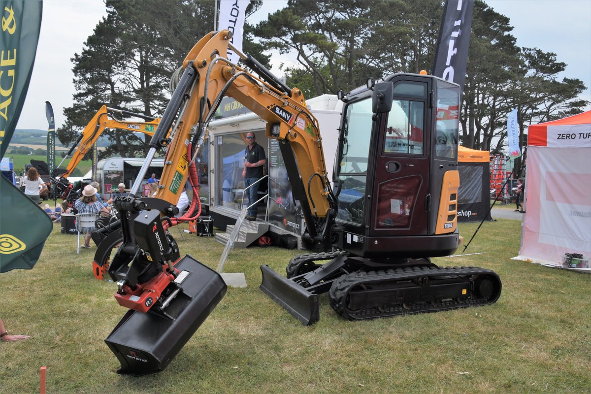 DiggerManBlog's tweet photo. Rotating and Tilting in Cornwall : Digger Man Blog 

https://t.co/nu2K9HzwPk

#diggers #diggermanblog #earthmovers #excavators #royalcornwallshow #rototilt https://t.co/IYy3mF0N4O