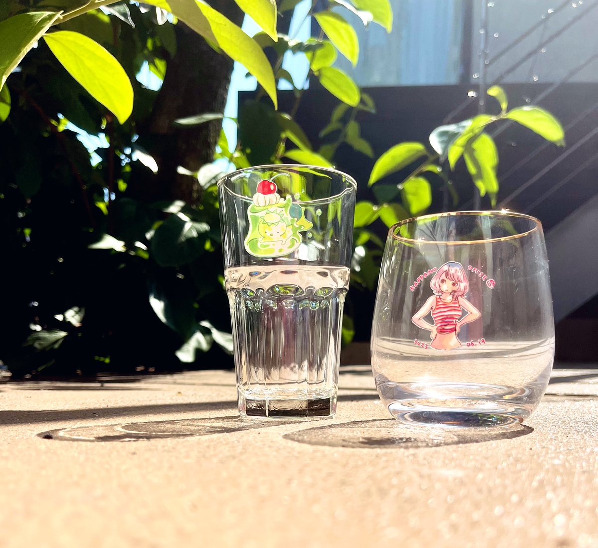 「昨日お天気が良かったので日が当たるところでコップの写真を撮りました!昨日の時点で」|相澤いくえ｜新刊通販中！のイラスト