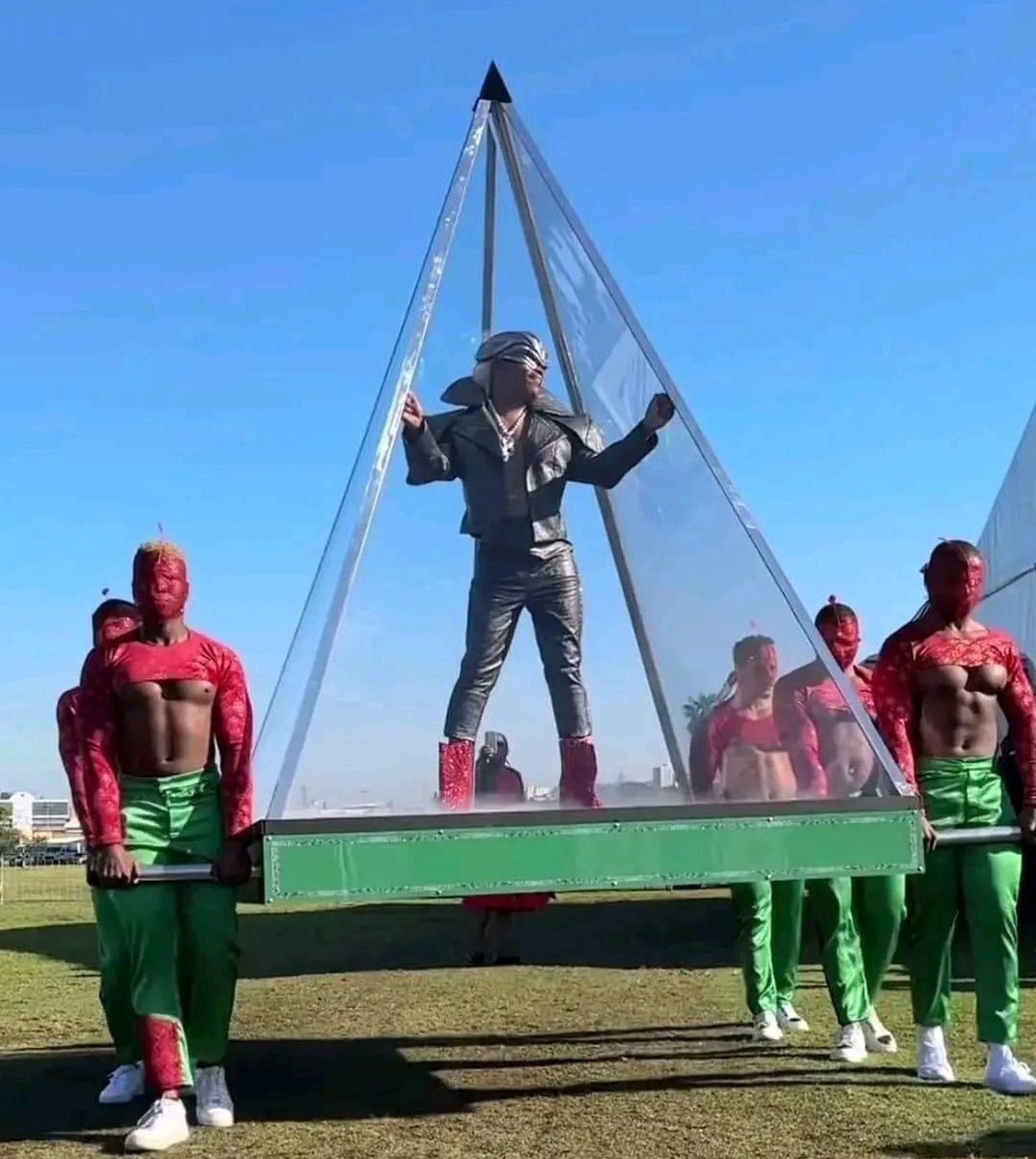 AdvoBarryRoux's tweet photo. Dating a guy that spends too much time in the gym is a red flag, there is just something about them and lack of qualifications. 🚩Look at their dream jobs, phela what else can you do with muscles besides this and impressing retired women. https://t.co/WvlkzRdaEE