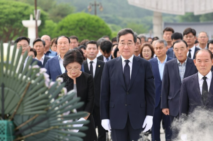 “지름길을 모르거든 큰길로 가라. 큰길도 모르겠거든 직진하라. 그것도 어렵거든 멈춰 서서 생각해 보라"

국회의원/당대표, 국무총리 그리고 대선의 아픔과 수모, 지난 1년 미국에서 자신과의 힘든 싸움 

지금길과 큰길을 지나 직진하는 이낙연 전대표의 진지함과 결단을 본다. 국민이 있어 행복하다