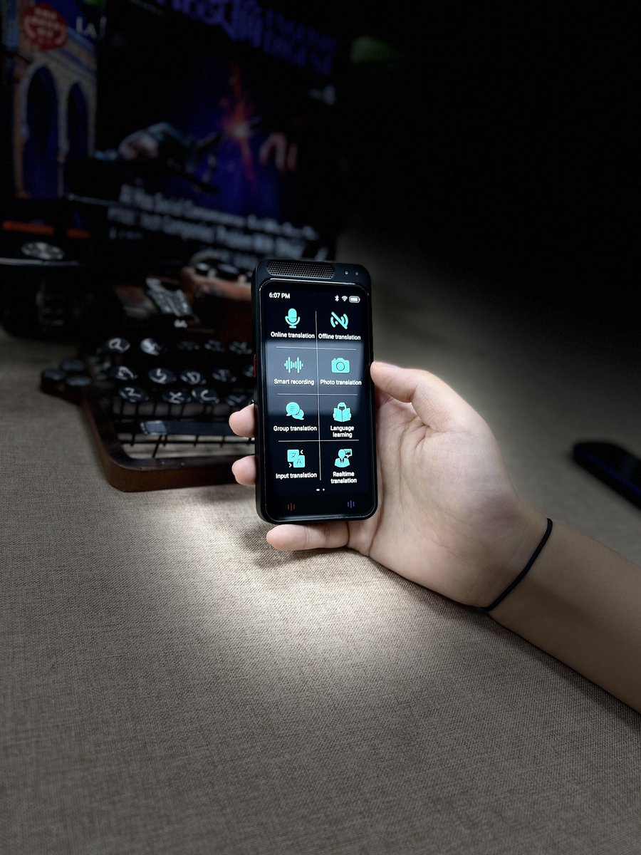 VormorAI's tweet image. 👉Portable and useful translator device for travel.#vormor #z6 #smarttranslator