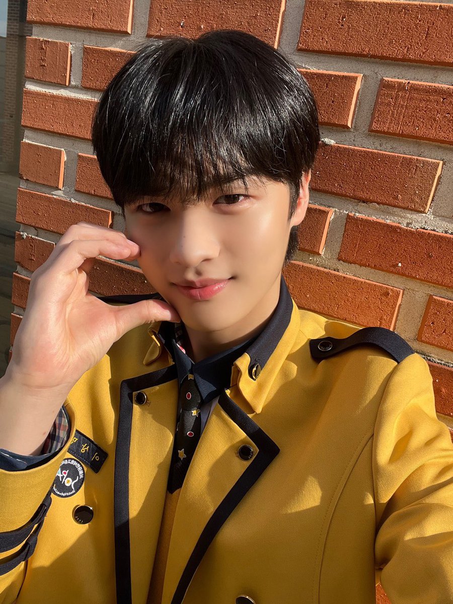 LUN8_members's tweet photo. [#지은호] 
시험 잘 봤나요? 남은 시험도 파이팅!!❤

#루네이트 #LUN8 #은호 #시험기간 #교복셀카 👍 https://t.co/Vh8QYS7bTl