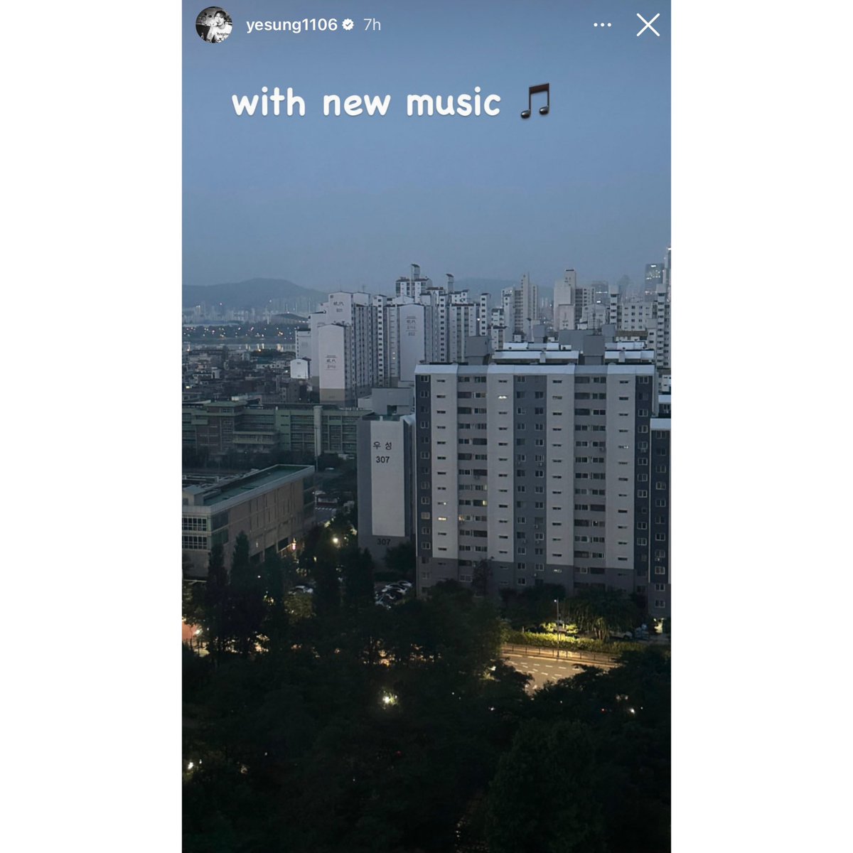 lurkerkc's tweet image. Obviously I ~know~ Yesung has the LP bc I personally (!!) gave it to him last week at mobit but the instastory means he has it HAS IT 🤣 Could it be the “new music” he was listening to at dawn? Can only hope haha, delulu here. Pretty sure the band is new to him tho #YESUNG #예성