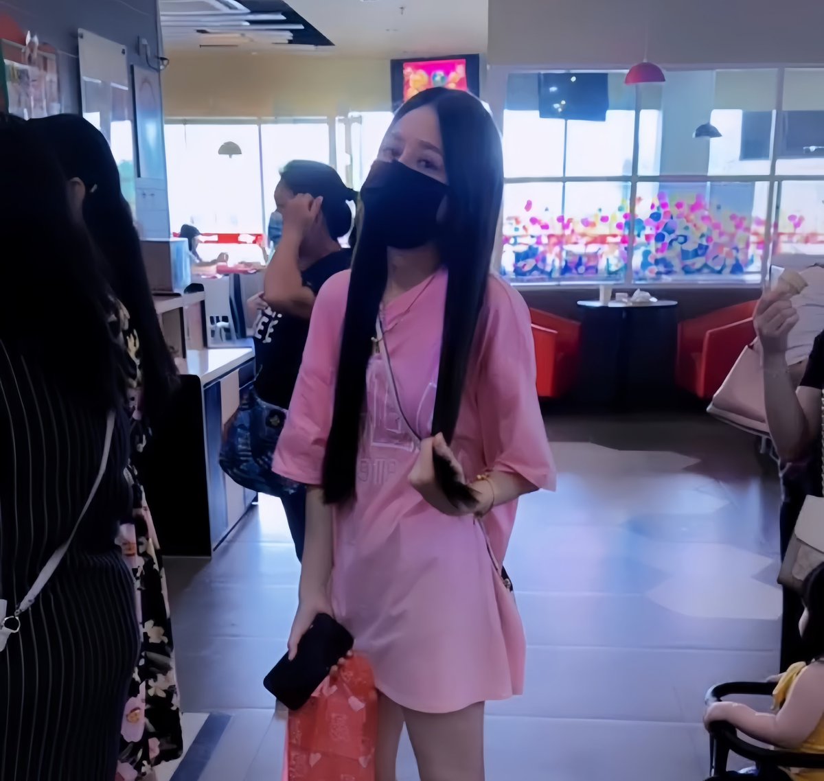 lucy__0811's tweet photo. 這種鬼天氣🌞就是要穿寬鬆的連身服
內搭丁字褲超級舒服😜 🔞 https://t.co/6vdXGC7UFQ