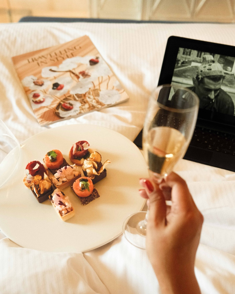 Elevate your summer staycation with the ultimate combination of elegance and gourmet delights @kempinskipalm 🥂 ✨

#KempinskiPalm #PalmJumeirah #SummerStaycation #LuxuryGetaway #GourmetDelights #UnforgettableMoments #VacationGoals #Staycation #DubaiResort