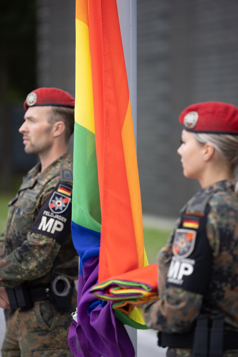 BMVg_Bundeswehr's tweet photo. Minister Pistorius zeigt Solidarität mit Betroffenen, die von der Gründung der Bundeswehr bis ins Jahr 2000 systematisch diskriminiert wurden. Im Bendlerblock hat er in den Morgenstunden die #Regenbogenflagge gesetzt – ein Zeichen für Vielfalt und Toleranz in der #Bundeswehr 👇 https://t.co/n8iKrgBMuS