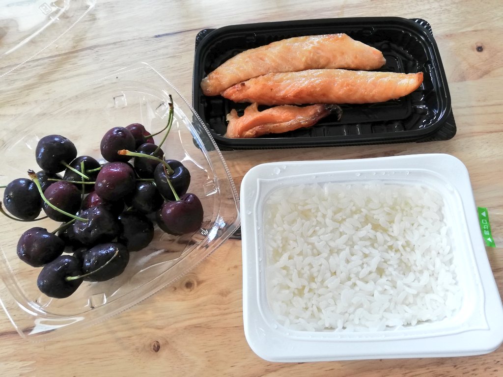 間食
ちくわ４本
ウインナー５本

昼めし二回目 https://t.co/1PnXTrLofz