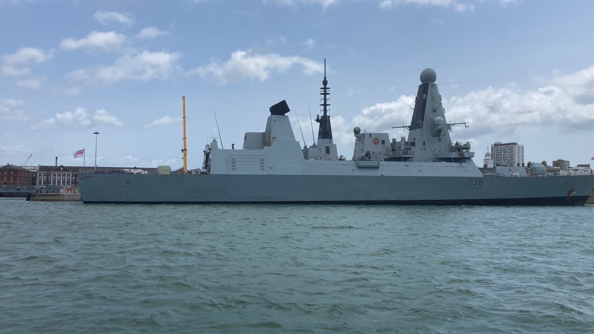 👋 @HMSDefender seen alongside Portsmouth this morning before she begins a major reffit Portsmouth  @NavyLookout @WarshipCam @CNPics @scottyc298 @CdreJohnVoyce @Solent_Cruises