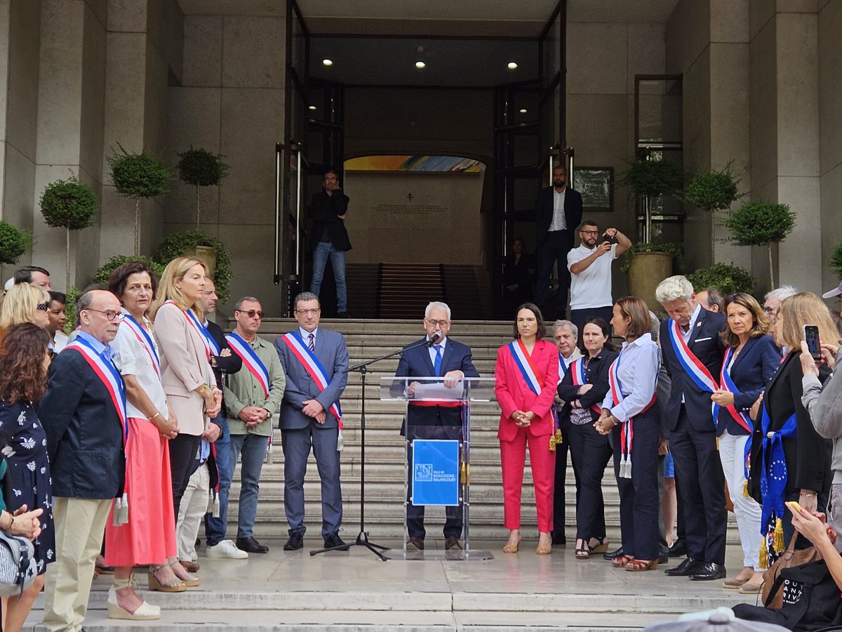 PHILIPPE TELLINI (@philippetellini) on Twitter photo Plusieurs centaines de personnes devant la mairie à <a href="/Ville_BoulogneB/">Ville de Boulogne-Billancourt</a> à l’appel du maire <a href="/pcbaguet/">PC BAGUET</a> et de <a href="/davidlisnard/">David Lisnard</a> Pt de <a href="/l_amf/">AMF | Association des maires de France</a> .
Il faut un sursaut républicain et une <a href="/Nouv_Energie/">Nouvelle Énergie</a> à la France 🇫🇷 !
Les maires sont le dernier rempart de la république et de la démocratie ! Plusieurs centaines de personnes devant la mairie à <a href="/Ville_BoulogneB/">Ville de Boulogne-Billancourt</a> à l’appel du maire <a href="/pcbaguet/">PC BAGUET</a> et de <a href="/davidlisnard/">David Lisnard</a> Pt de <a href="/l_amf/">AMF | Association des maires de France</a> .
Il faut un sursaut républicain et une <a href="/Nouv_Energie/">Nouvelle Énergie</a> à la France 🇫🇷 !
Les maires sont le dernier rempart de la république et de la démocratie !