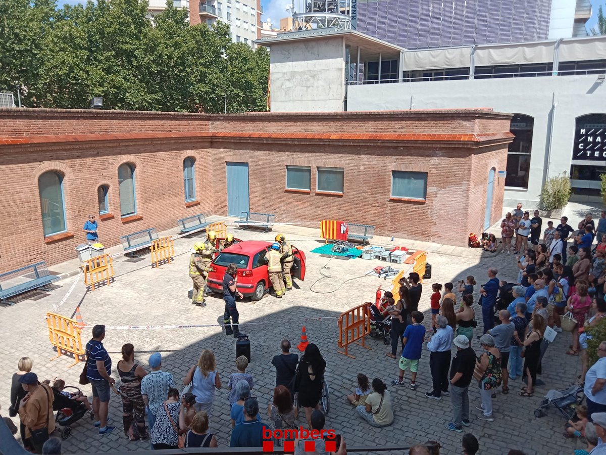 bomberscat's tweet photo. L'equip de #bomberscat de Terrassa ha fet aquest matí al @MNACTEC una demostració d'excarceració de víctimes en accidents de trànsit, coincidint amb motiu de la Festa Major de la ciutat @FMterrassa https://t.co/hPNg7Omx2G