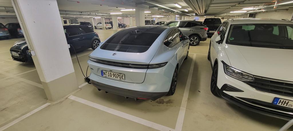 medawky's tweet photo. Nio spotted in the wild in Berlin. https://t.co/rn06adRWXn