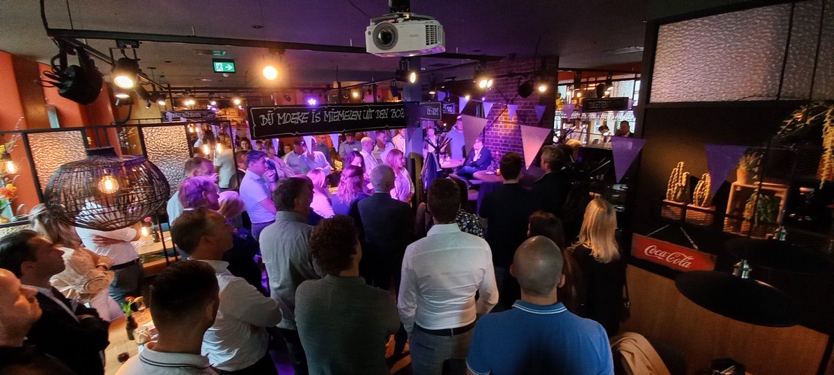 Met collega <a href="/BoyImminck/">Boy Imminck</a> namens <a href="/EdeStad/">EdeStad.nl</a> <a href="/bdumedia/">BDUmedia</a> aanwezig bij de laatste sponsorbijeenkomst voor het <a href="/heideweek/">Heideweek</a> feest in de <a href="/GemeenteEde/">Gemeente Ede</a> weer losbarst! Gastheer vandaag is #MoekeEde
Het kleurt heel langzaam  paars in @edecentrum