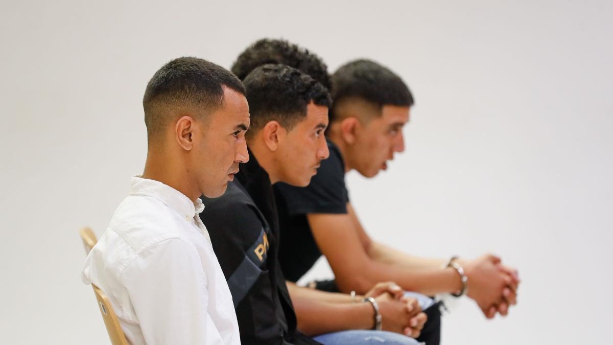 CapitanBitcoin's tweet photo. Imagen del juicio a los magrebíes ilegales llegados en patera que perpetraron una violación grupal en el municipio de Mogán (Canarias). La víctima era una mujer de origen islandés de 36 años que les preguntó por su precaria situación antes de ser agredida y violada 4 veces. https://t.co/yIlehWGTHG