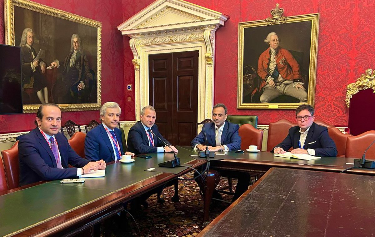 رئيس التيار الوطني الحر، النائب جبران باسيل في مقر رئاسة الوزراء في لندن، في اجتماع مع نائب مستشار الأمن القومي لشؤون الشرق الاوسط ajay sharma ومسؤول الشرق الاوسط في رئاسة الوزراء georges bowman , وذلك برفقة سفير لبنان في انكلترا رامي مرتضى و نائب رئيس البعثة مروان فرنسيس. وجرى